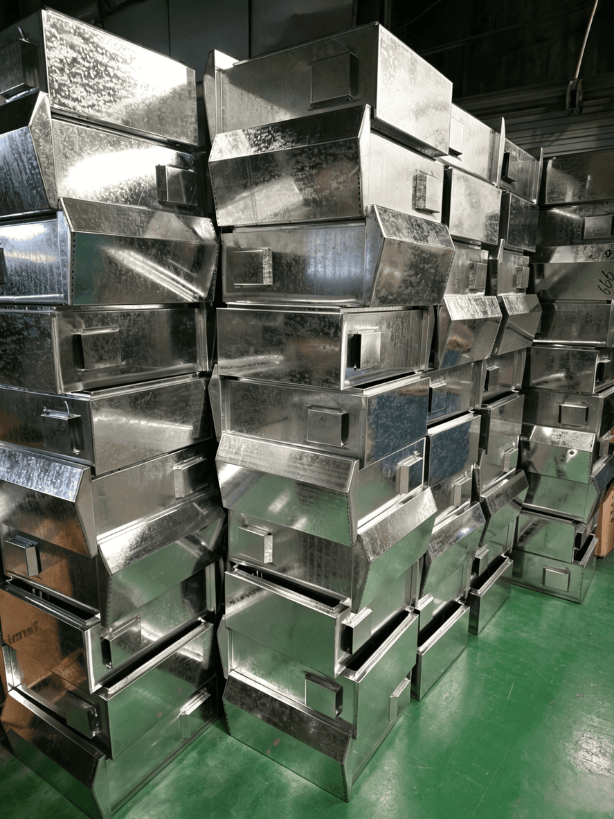 Mula Galvanized sheet hanggang Finished Box: Mga Tunay na Larawan ng Sheet metal Workshop ng Ouyue Electric, na nagpapakita ng proseso ng pagpupulong ng Stainless steel distribution Box bago mag-spray
