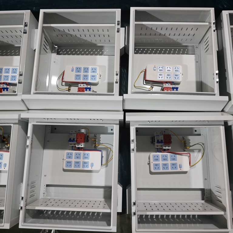 Mass production na totoong mga larawan ng Ouyue Electric's outdoor rainproof distribution box: Isang full-process na display mula sa sheet metal shell hanggang sa kumpletong machine assembly